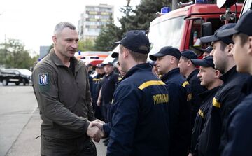 Віталій Кличко передав столичним рятувальникам нову спецтехніку