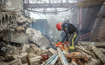 Рятувальники зведеного київського загону ДСНС розбирають завали у місті Ізюм