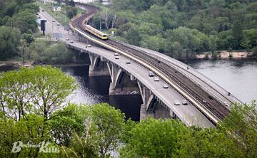 Міст Метро, один з п’яти мостів у Києві.