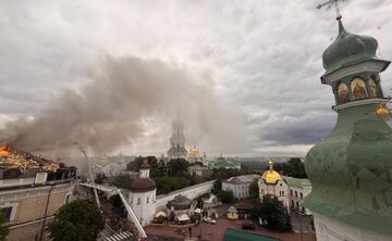 Рятувальники гасять пожежу. Фото: Олексій Самсонов