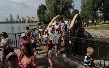 Новий пішохідний міст на Оболоні. Фото: пресслужба мера