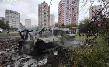 Внаслідок російського удару згоріло багато автомобілів. Фото: ДСНС
