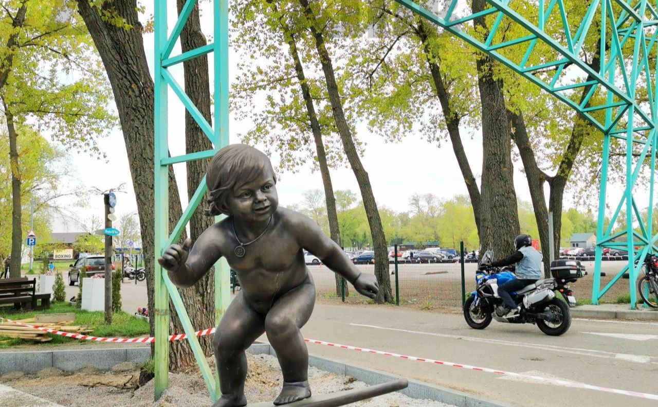 Скульптура «Малюк сфер» на в’їзді в екстрім-парк «Xpark»