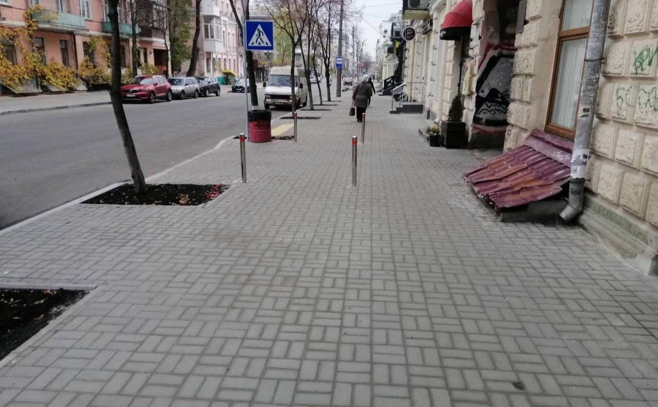 Працівники Київавтодору облаштували асфальт та відремонтували тротуари на 18 об’єктах столиці.
