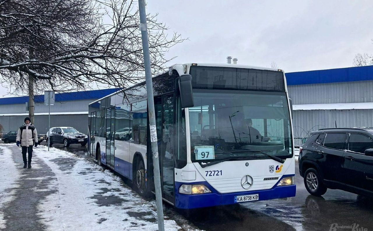 Автобуси розвозять пасажирів на трьох маршрутах. Фото: Юлія Сергеєва