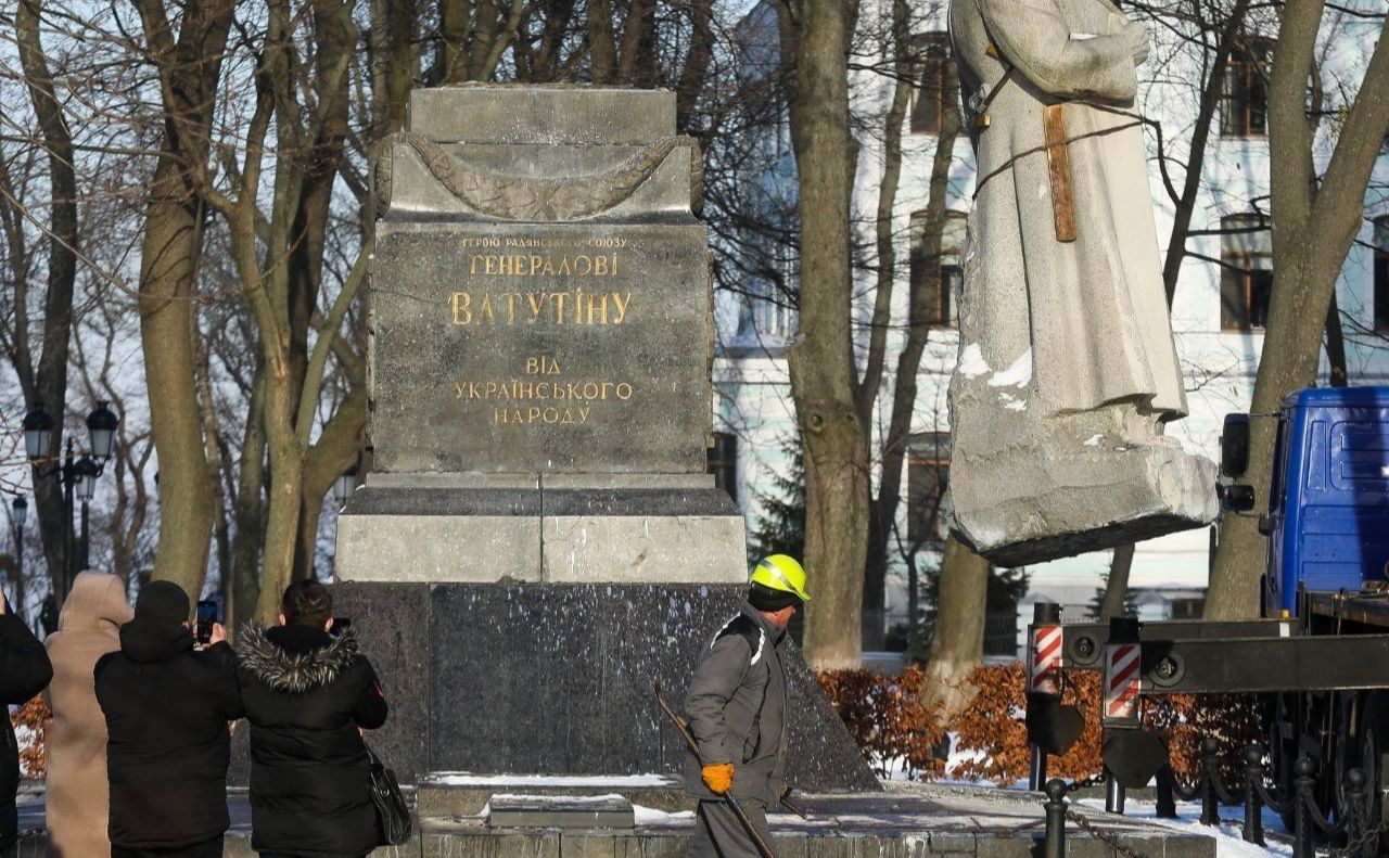 Знесення пам`ятника Фото: Борис Корпусенко