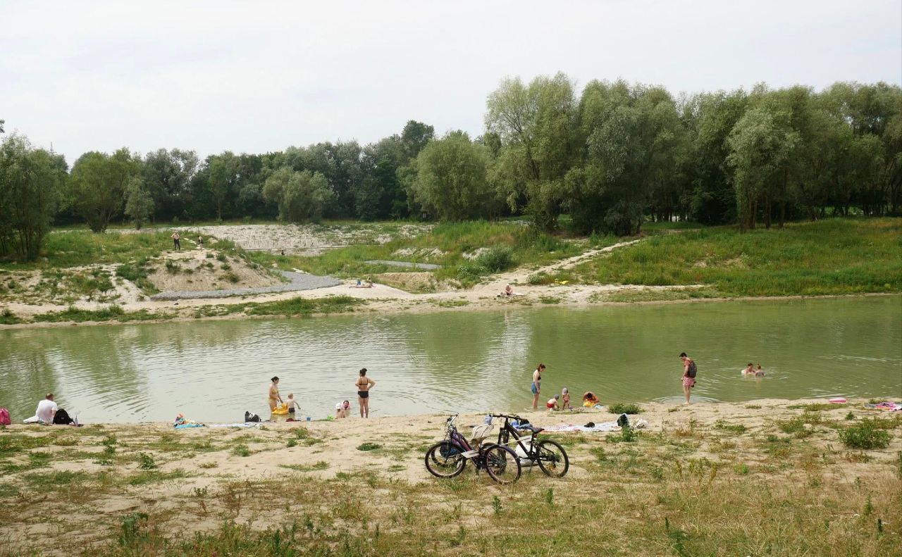 Люди відпочивають на озері Синьому. Фото КП «Плесо»
