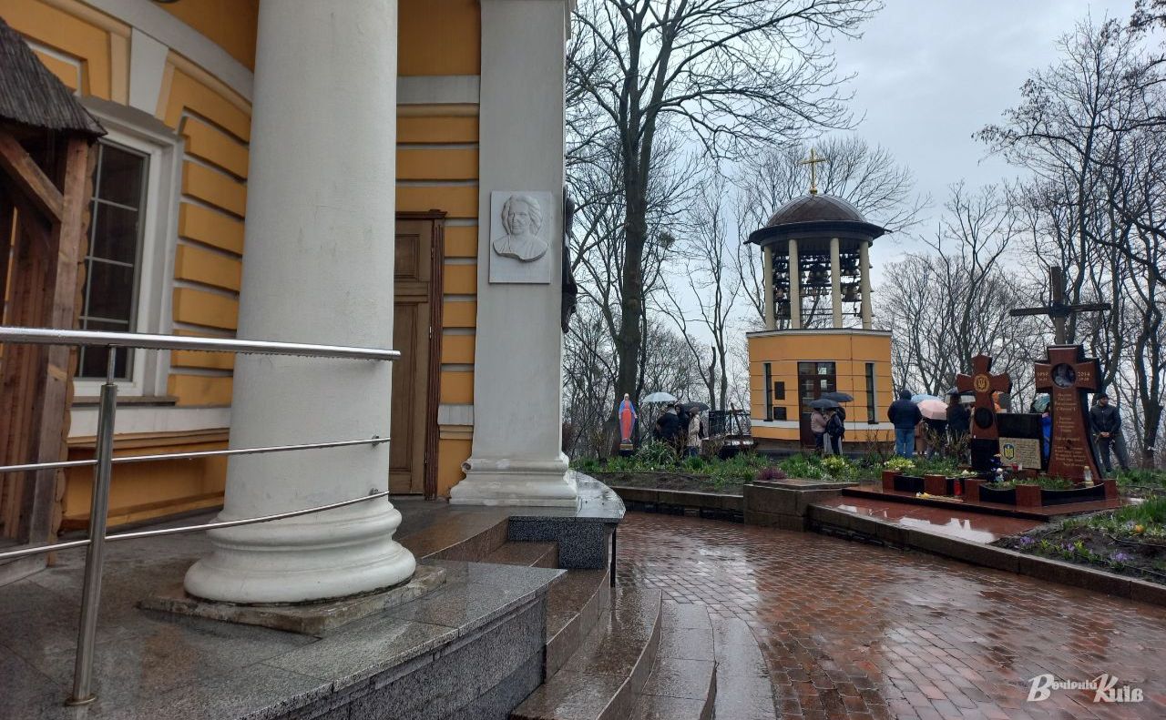 Карильйон на Аскольдовій могилі встановлений на каплиці. Фото: Ольга Косова