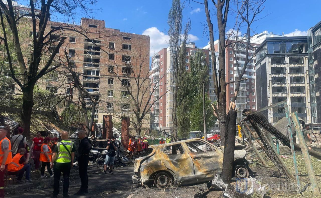 Будинки у Печерському районі, пошкоджені внаслідок російського удару. Фото: Тетяна Асадчева