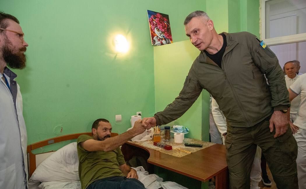 Віталій Кличко під час відвідування військових у медзакладі. Фото: пресслужба мера