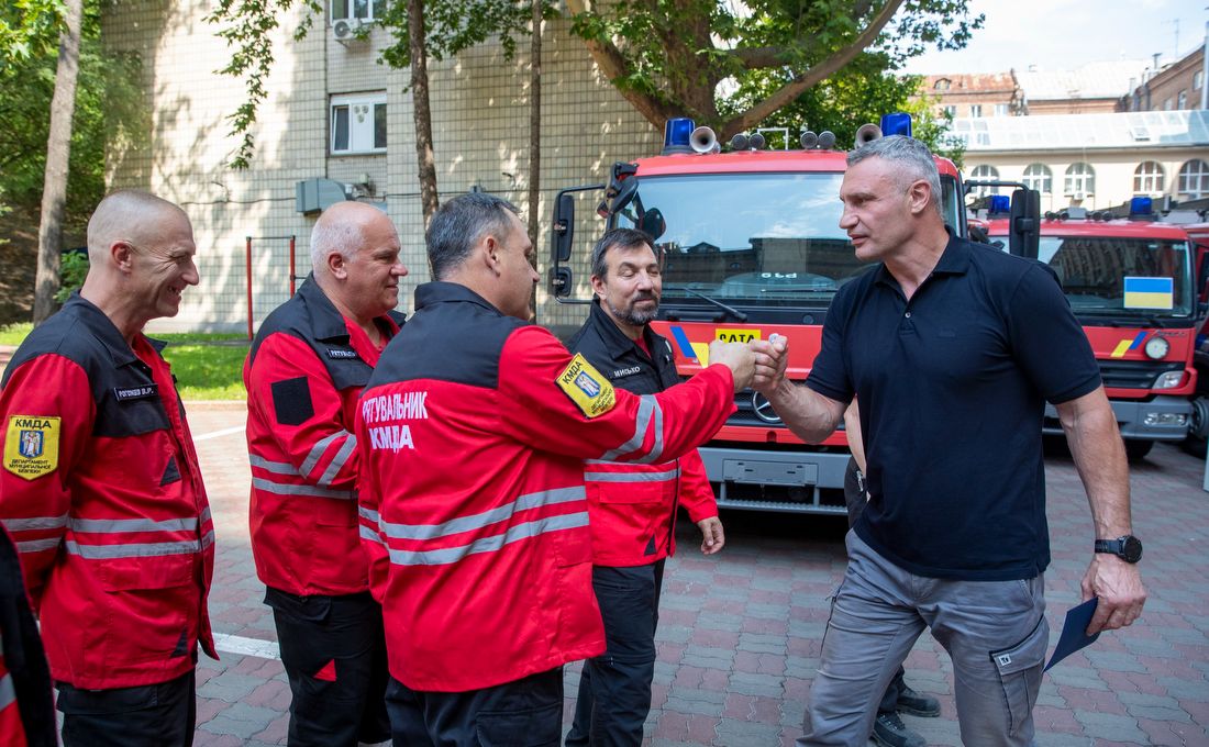 Автомобілі передали київським рятувальникам. Фото: пресслужба КМДА