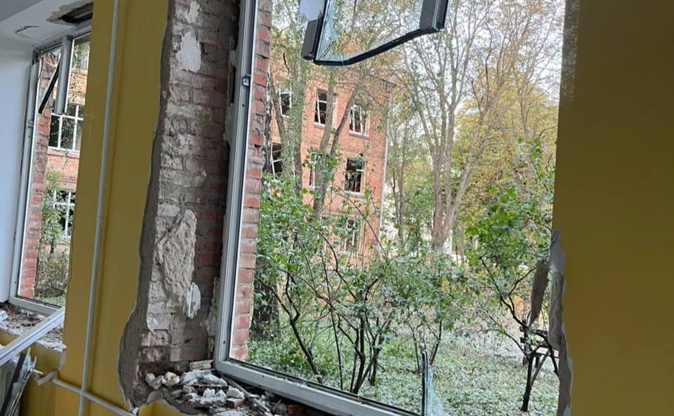 Пошкоджена внаслідок російської атаки школа. Фото: пресслужба КМДА