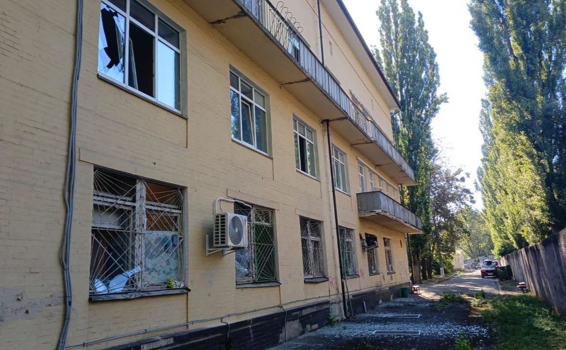 У лікарні вибито вікна та пошкоджені приміщення. Фото: ДОЗ